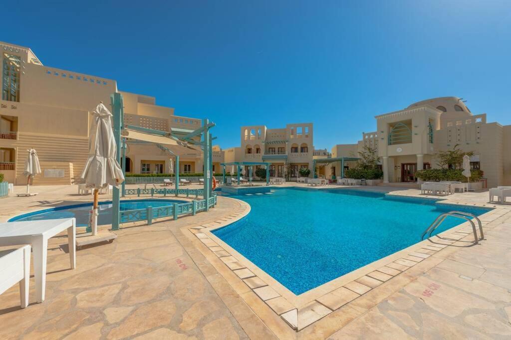 Marina Mosaique 1 Bedroom With Pool View דירה הורגהדה